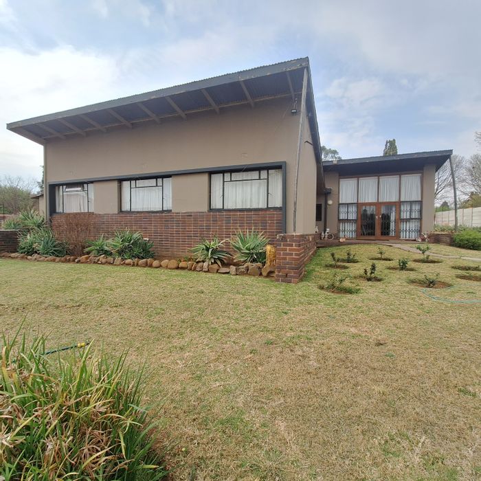 House For Sale in Thembalihle: 3 Bedrooms, spacious yard, garage, and extra room.