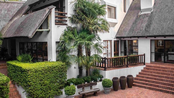 Riverfront House in Frankfort Central For Sale: 5 Beds, Entertainer's Dream, Secure Setting.