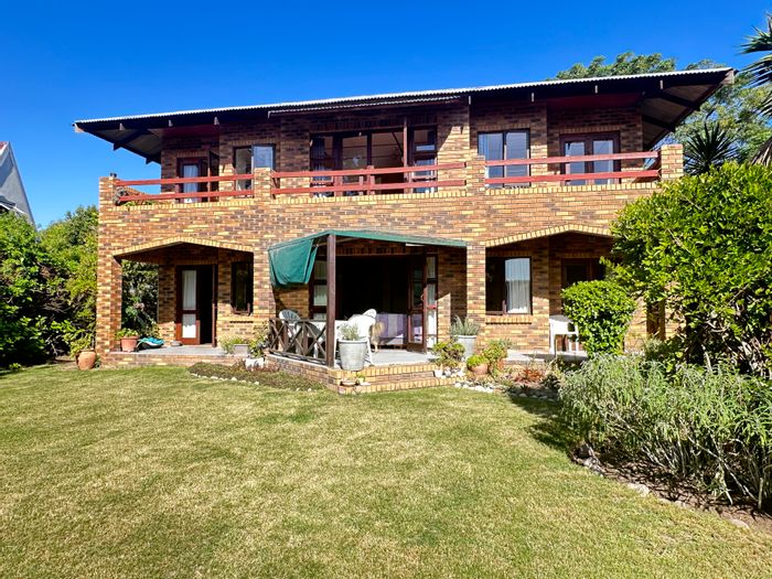 Spacious 4-bedroom house with triple garage on The Island, for sale.