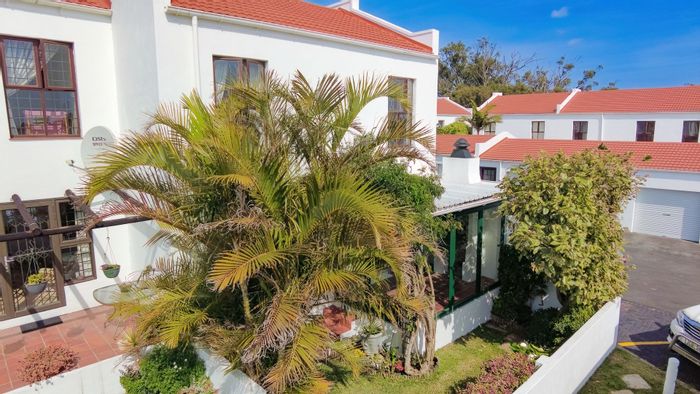 Furnished townhouse in Humewood with pool, garden, and secure parking. To Rent.