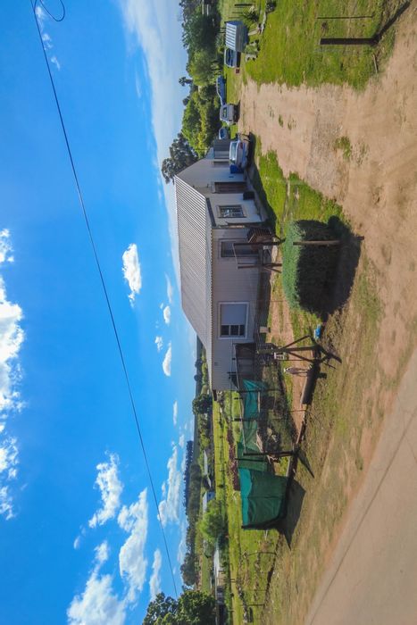 Hooikraal House For Sale: Spacious barn with 1 bedroom, 1982 m² land.