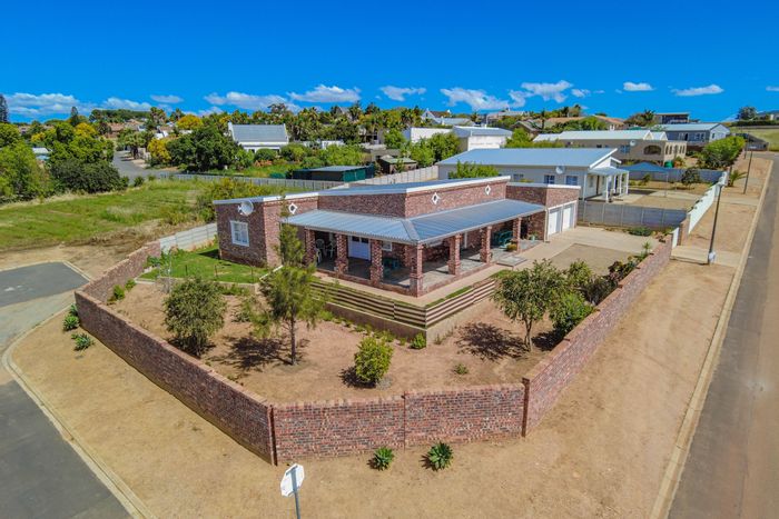 For Sale: House in Moorreesburg Central with 3 beds, 3 baths, spacious patio.