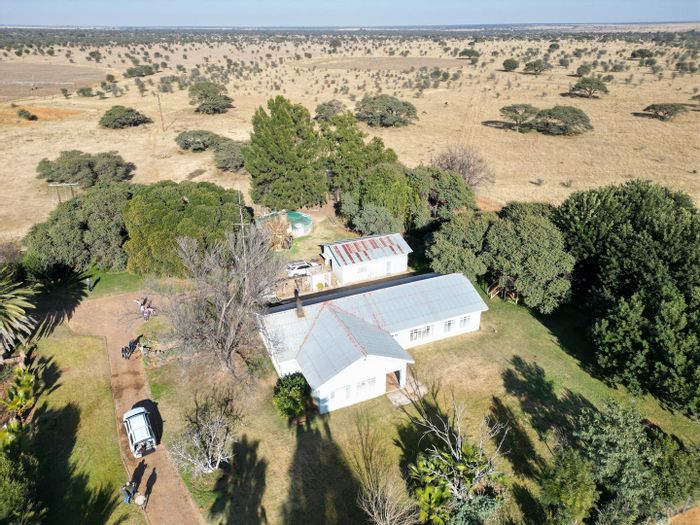 Vryburg Rural Farm For Sale: 2716 Ha with irrigation, grazing, and good infrastructure.
