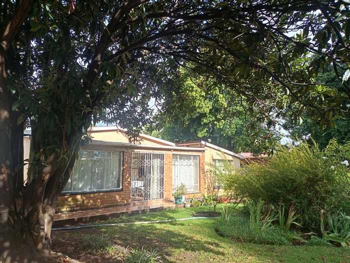 For Sale: Family home in Sonland Park with pool, garage, and prepaid electricity.