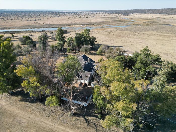 For Sale: Vryburg Rural Farm with 9 camps, water access, and cattle facilities.