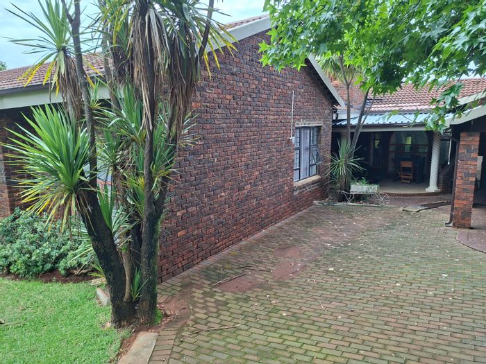 For Sale: Spacious Sunnyridge house with pool, entertainment zones, and secure parking.