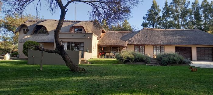 For Sale: Mnandi Small Holding with 4 beds, flatlet, solar power, and spacious land.