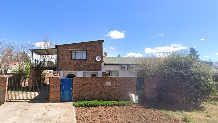 Versatile house in Aliwal North Central for sale, ideal for multi-unit living.