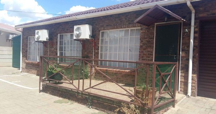 Apartment for Sale in Aliwal North Central: 3 bedrooms, secure parking, private backyard.