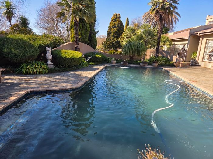 Frankfort Central House For Sale: 5 bedrooms, pool, entertainment room, and garden.