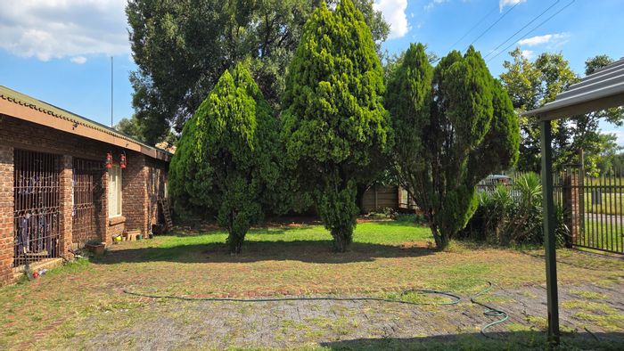 Die Bult House For Sale: 3 bedrooms, flatlet, spacious yard, ample parking.