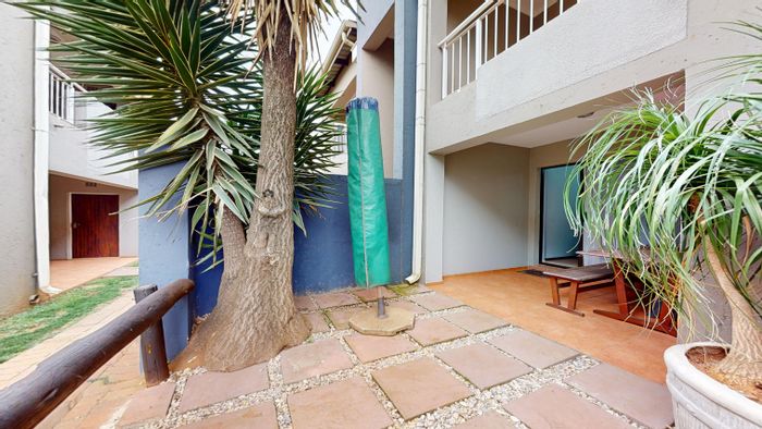 Brentwood Apartment For Sale: 2 beds, pool, secure living, private patio.