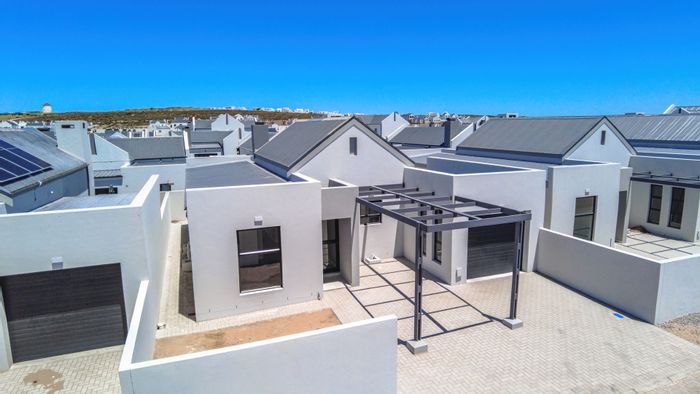 Laguna House To Rent: 2 beds, private yard, communal pool, close to amenities.