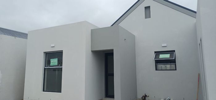 Laguna House To Rent: 2 beds, 2 baths, patio, garage, near schools and amenities.