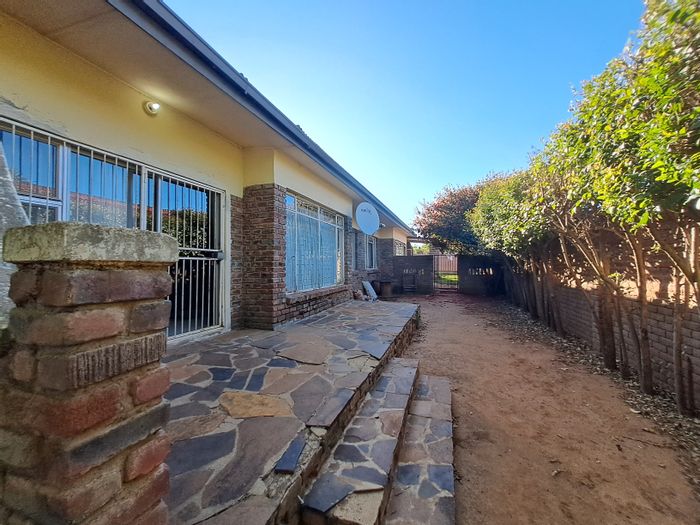 House for Sale in Buffelsbaden: 3 Bedrooms, Garage, Security Features, Family Spaces.