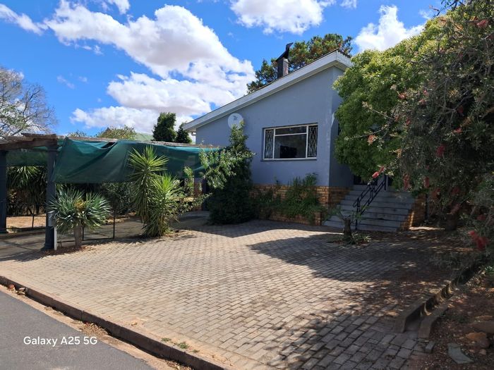 Three Bedroom House To Rent in Bergsig with indoor braai and play pool.