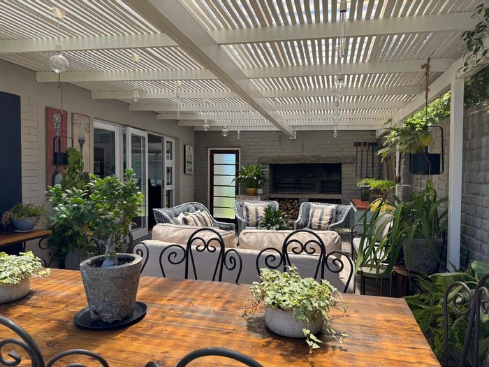 House for Sale in Cradock Central: Pool, garage, and spacious interiors await.