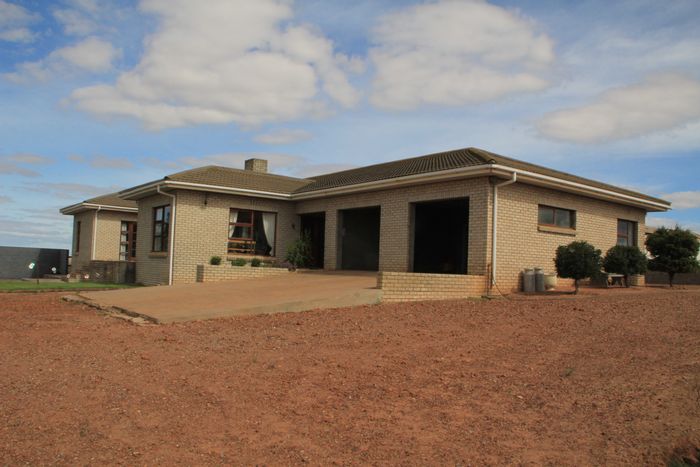 Hopefield Rural Farm For Sale: 4 Bedrooms, 3 Bathrooms, Livestock Water Supply.