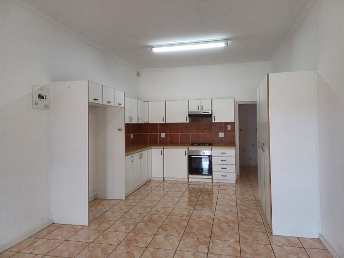 Two-bedroom flat in Country Club to rent, private entrance, off-street parking.