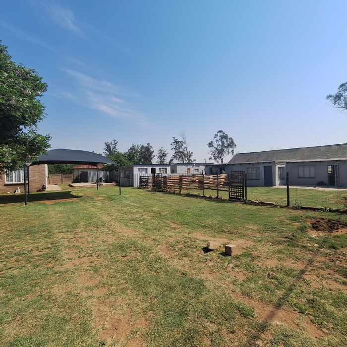 For Sale: Multi-unit house in Villiers, ideal for rental income or family living.