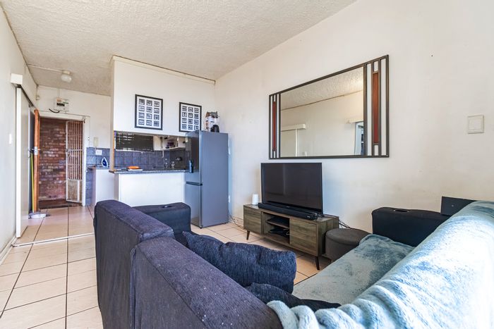 1-Bedroom Flat in Gqeberha Central For Sale with Balcony and Garage.