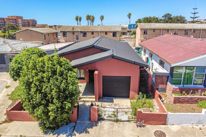 Korsten House For Sale: 2 bedrooms, spacious lounge, garage, prime location.