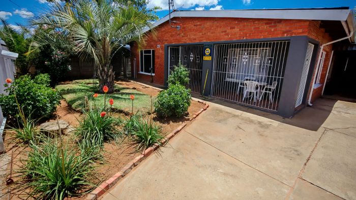 Heidedal House For Sale: 3 Bedrooms, spacious yard, electric gate, ample parking.