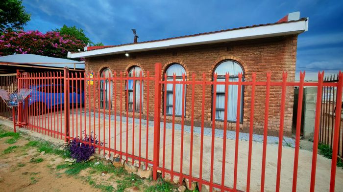 Heidedal House For Sale: 2 Bedrooms, 2 Bathrooms, Garage, and Outside Building.