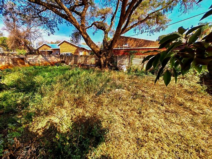 Wolmer House For Sale: 3 beds, income cottages, large stand, secure living.