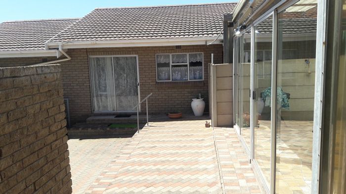 Middedorp House To Rent: 4 bedrooms, pool, study, double garage, pets allowed.
