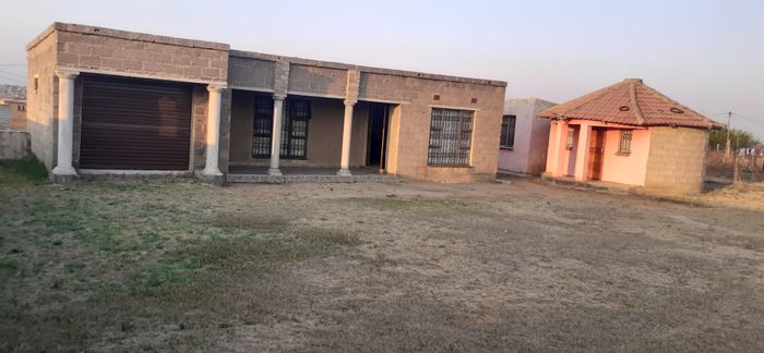 For Sale: House in Manzana with 2 bedrooms, spacious yard, and rondavel.