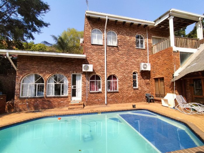 Florauna House For Sale: 5 bedrooms, pool, double garages, expansive garden space.