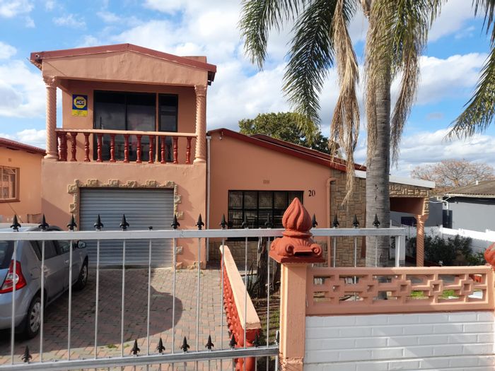 Rosedale House For Sale: 3 beds, flatlet, braai area, near schools and shops.
