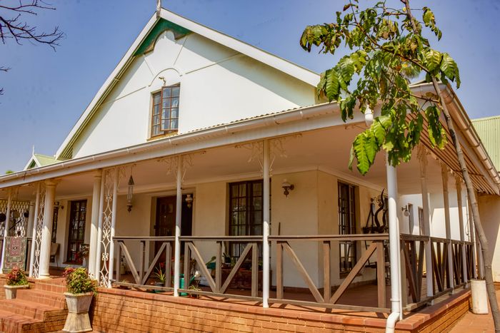 Ninapark House For Sale: 5 bedrooms, pool, spacious living areas, and ample parking.