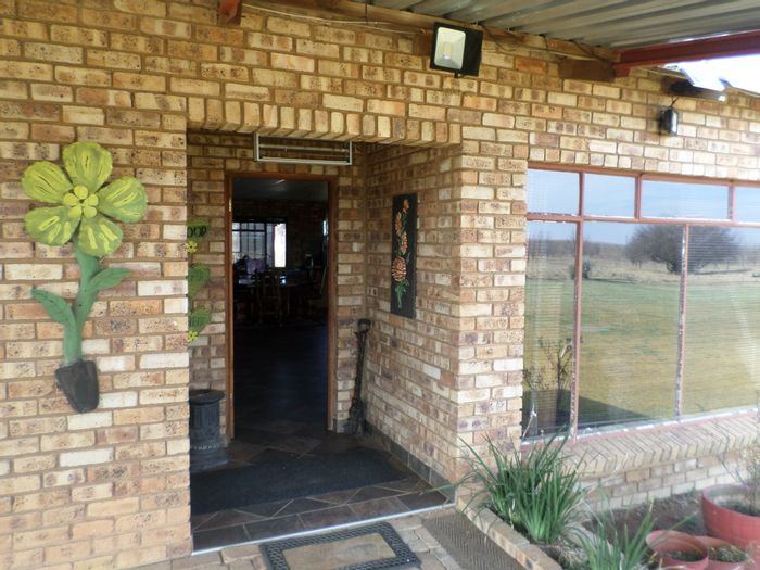 4-Bedroom Small Holding in Ventersdorp Central For Sale with solar system and water tanks.