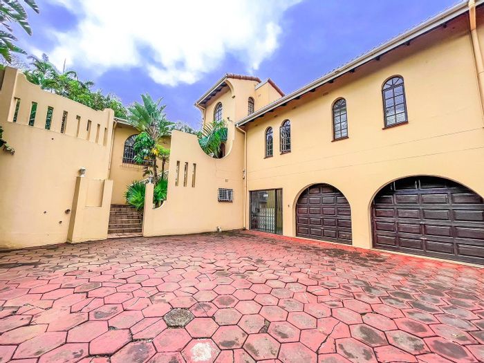 For Sale: Panorama House with 10 rooms, pool, double garage, and ample parking.