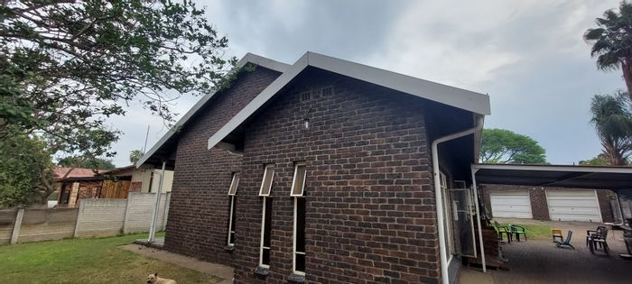 Oos Einde House For Sale: 3 bedrooms, spacious living areas, covered parking, yard.