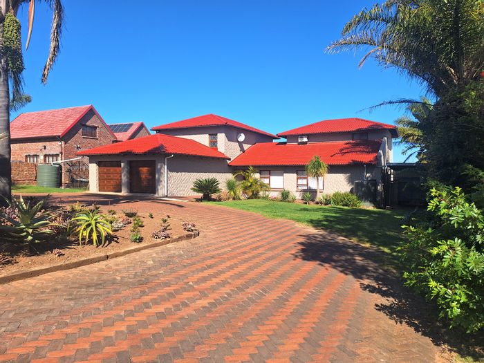 For Sale: House in Winterhoek Park with 25,000L water supply and spacious living.