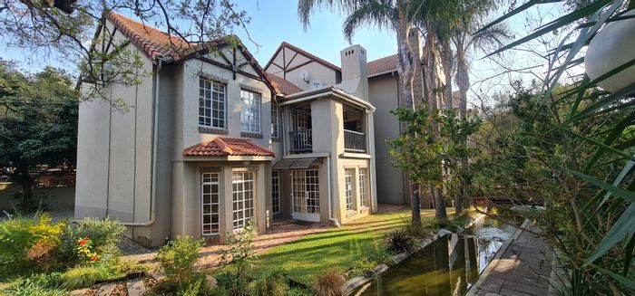 Faerie Glen Apartment To Rent: 3 beds, garden views, garage access, clubhouse, pool.