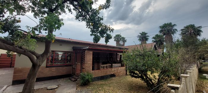 For Sale: Family House in Oos Einde with spacious rooms and large yard.