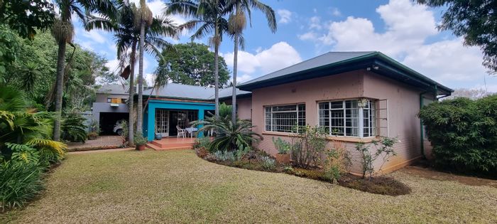 Clydesdale House For Sale: 3 Bedrooms, fireplace, walk-in pantry, secure neighborhood.