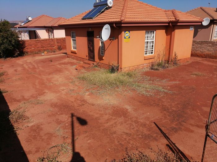 House To Rent in The Orchards: 2 Bedrooms, family lounge, near schools and shopping.