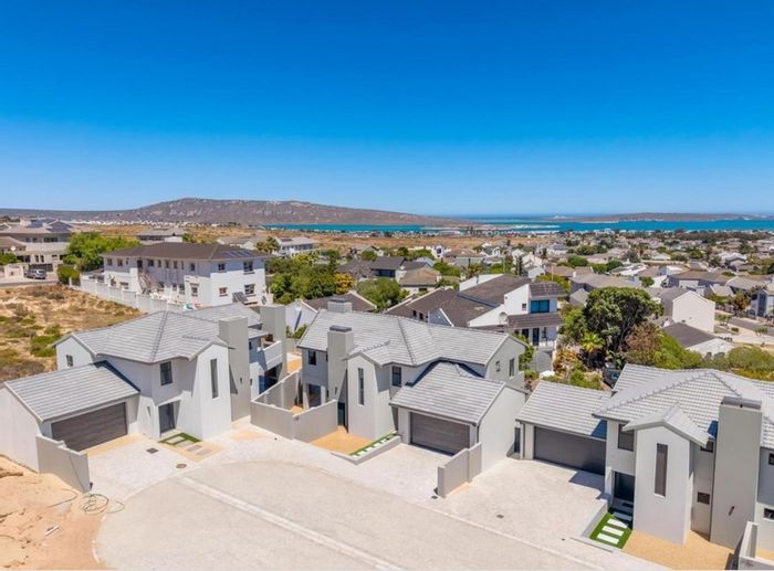 For Sale: House in Country Club with sea views, built-in braai, and spacious layout.