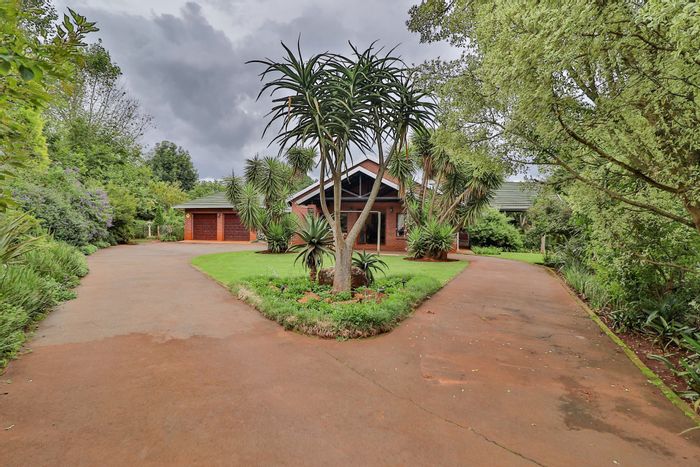 For Sale: House in Sakabula Golf & Country Estate with flats, hydroponics, and security.
