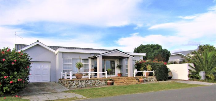 House for Sale in Westcliff: Spacious garden, sunroom, near sea cliff path.