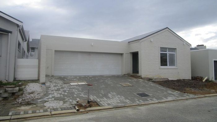 For Sale: House in Sandbaai with garden, braai, pool, and pet-friendly complex.