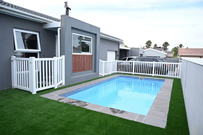 West Beach House To Rent: 3 Bedrooms, Pool, Entertainment Area, Pet-Friendly.