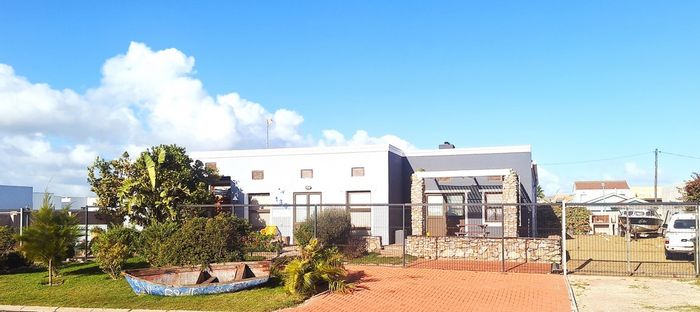 Langebaan North House For Sale: 6 bedrooms, guesthouse, sea views, ideal for investors.