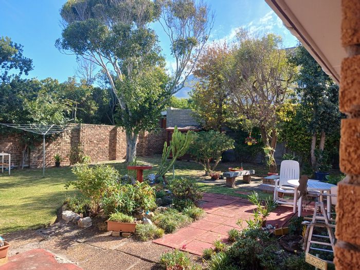 Kleinmond Central House For Sale: 3 beds, dual living, large garden, secure parking.