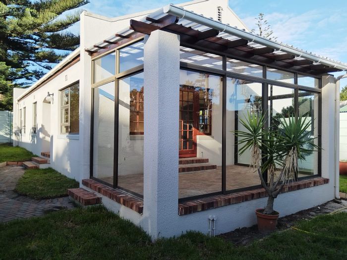 Edgemead House For Sale: 3 bedrooms, park view, close to schools and amenities.
